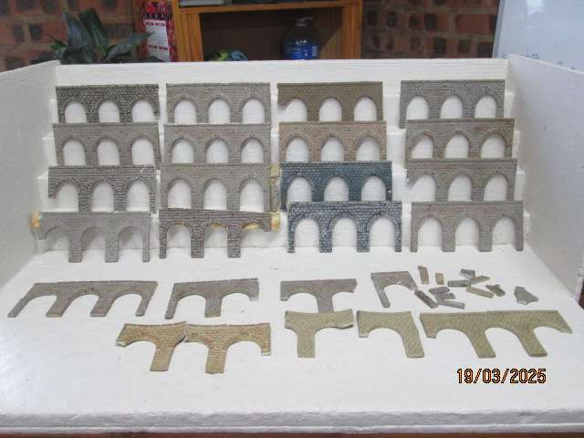 HO / OO SCALE -RESIN RETAINING/VIA DUCT CASTINGS - X16