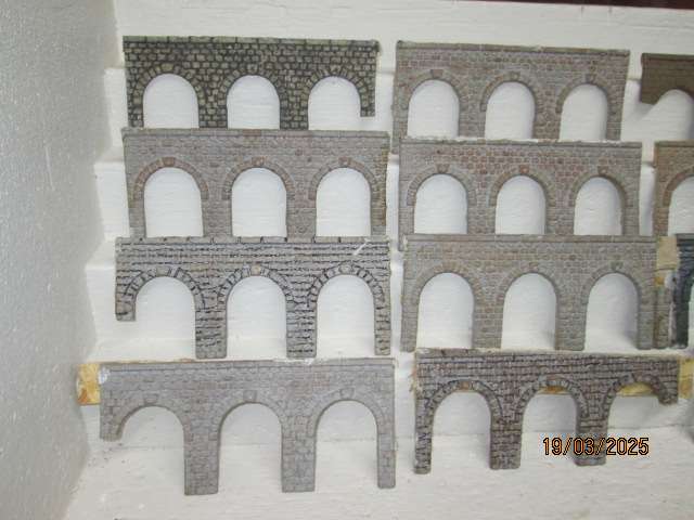 HO / OO SCALE -RESIN RETAINING/VIA DUCT CASTINGS - X16