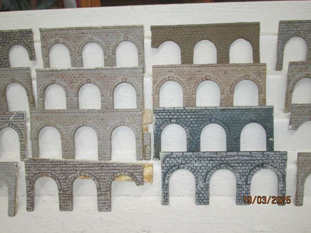 HO / OO SCALE -RESIN RETAINING/VIA DUCT CASTINGS - X16