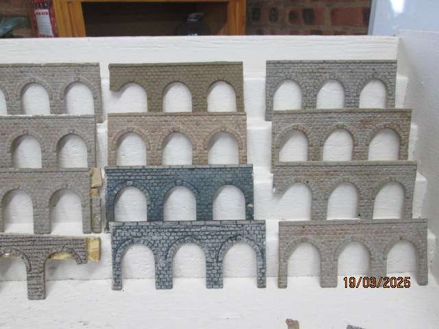 HO / OO SCALE -RESIN RETAINING/VIA DUCT CASTINGS - X16
