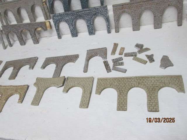 HO / OO SCALE -RESIN RETAINING/VIA DUCT CASTINGS - X16