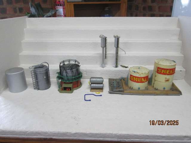 HO SCALE - REFINARY + EXTRA TANKS