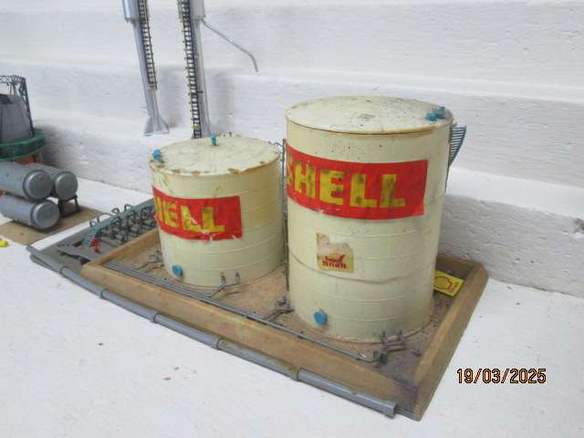 HO SCALE - REFINARY + EXTRA TANKS