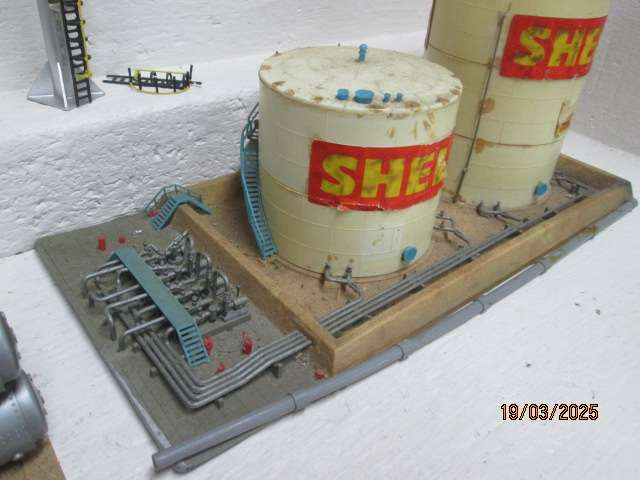 HO SCALE - REFINARY + EXTRA TANKS