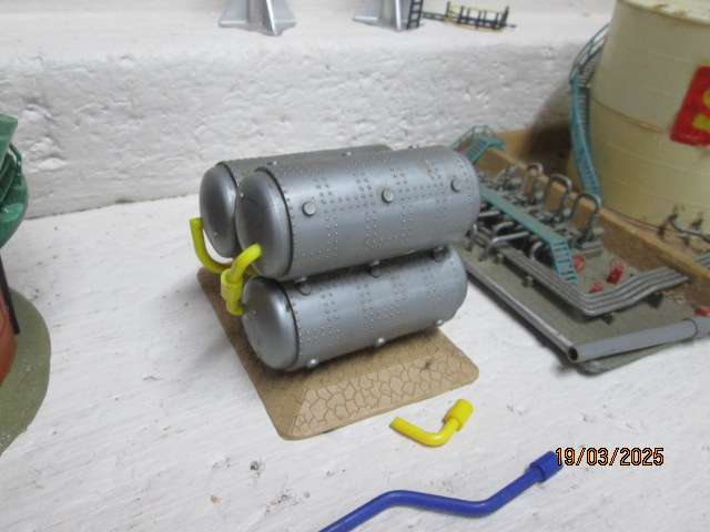 HO SCALE - REFINARY + EXTRA TANKS