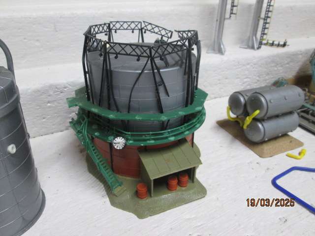 HO SCALE - REFINARY + EXTRA TANKS