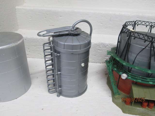 HO SCALE - REFINARY + EXTRA TANKS