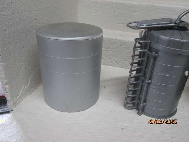 HO SCALE - REFINARY + EXTRA TANKS