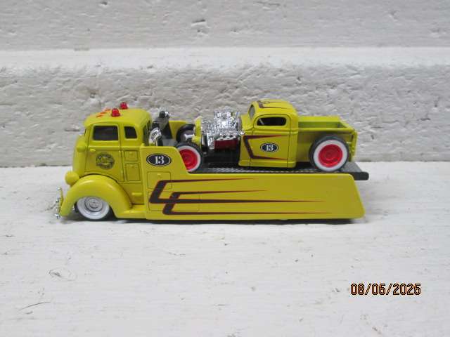 MAISTO - COE FLAT BED TRUCK WITH HOTROD BAKKIE