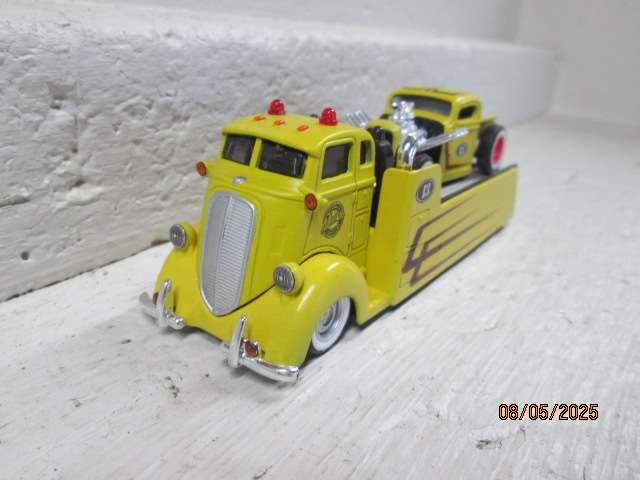 MAISTO - COE FLAT BED TRUCK WITH HOTROD BAKKIE
