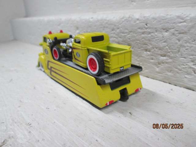 MAISTO - COE FLAT BED TRUCK WITH HOTROD BAKKIE