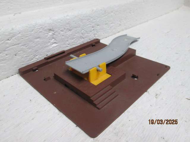 HO / OO SCALE - LIMA - CAR CARRIER OFFLOADING PLATFORM