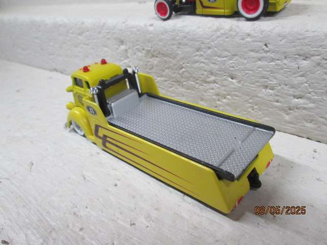 MAISTO - COE FLAT BED TRUCK WITH HOTROD BAKKIE