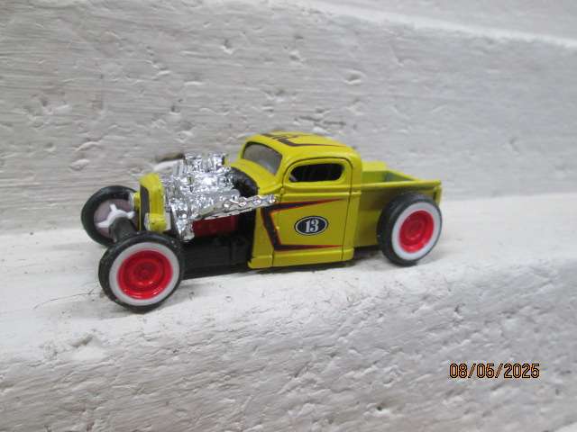 MAISTO - COE FLAT BED TRUCK WITH HOTROD BAKKIE