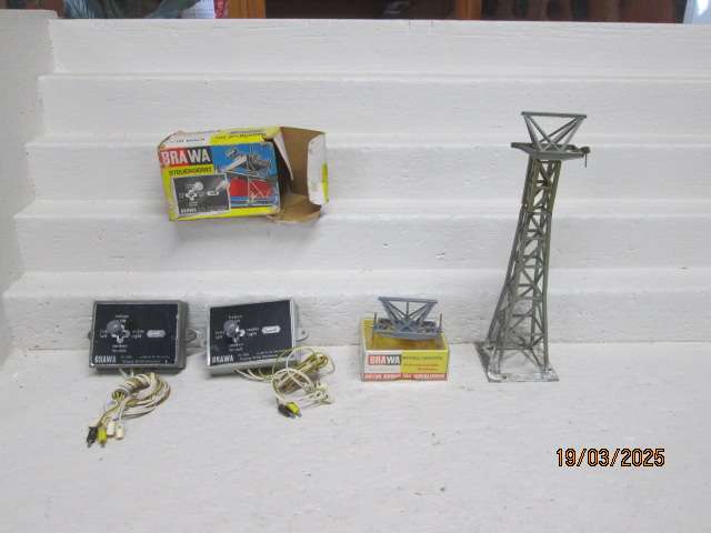 HO SCALE - BRAWA - CONTROLS - X2 + SOME PLATFORM BITS