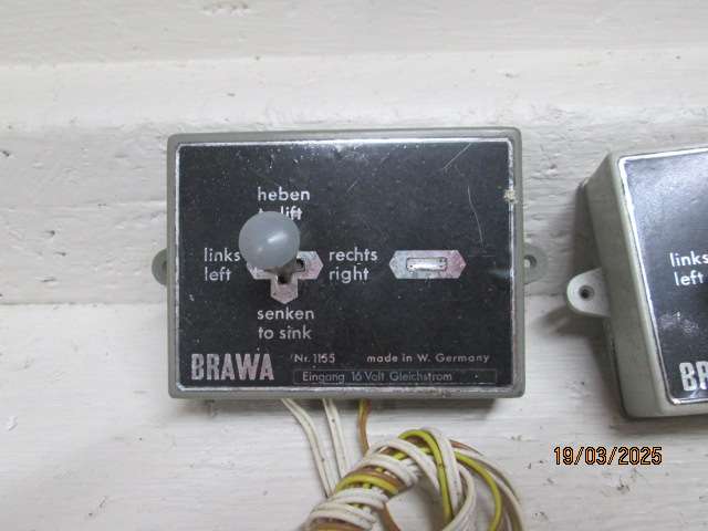 HO SCALE - BRAWA - CONTROLS - X2 + SOME PLATFORM BITS