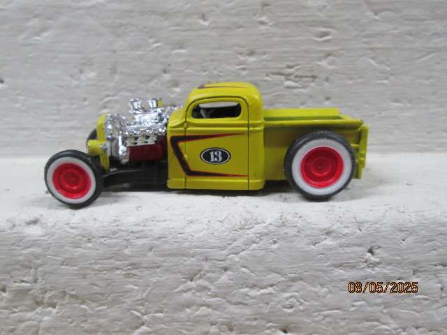 MAISTO - COE FLAT BED TRUCK WITH HOTROD BAKKIE