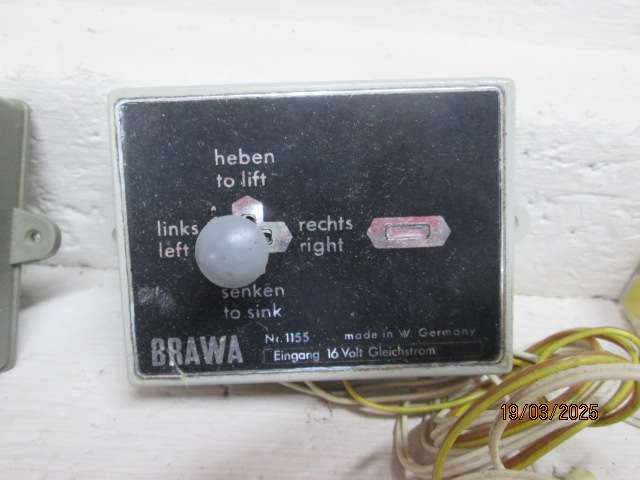 HO SCALE - BRAWA - CONTROLS - X2 + SOME PLATFORM BITS