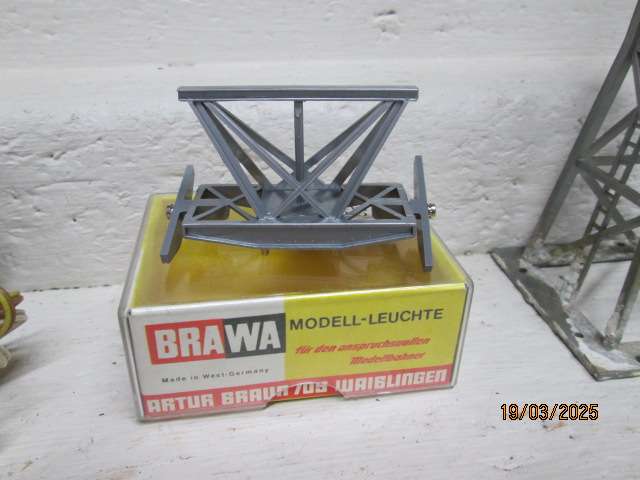 HO SCALE - BRAWA - CONTROLS - X2 + SOME PLATFORM BITS