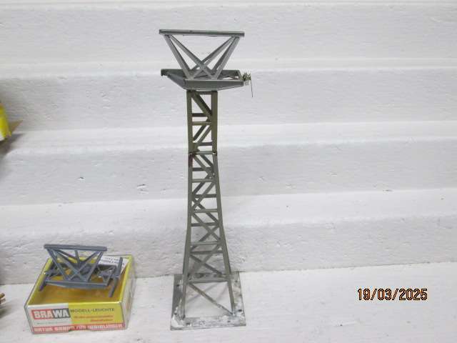 HO SCALE - BRAWA - CONTROLS - X2 + SOME PLATFORM BITS