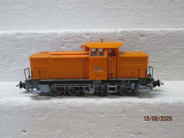 HO SCALE - PIKO - ORANGE DIESEL LOCOMOTIVE