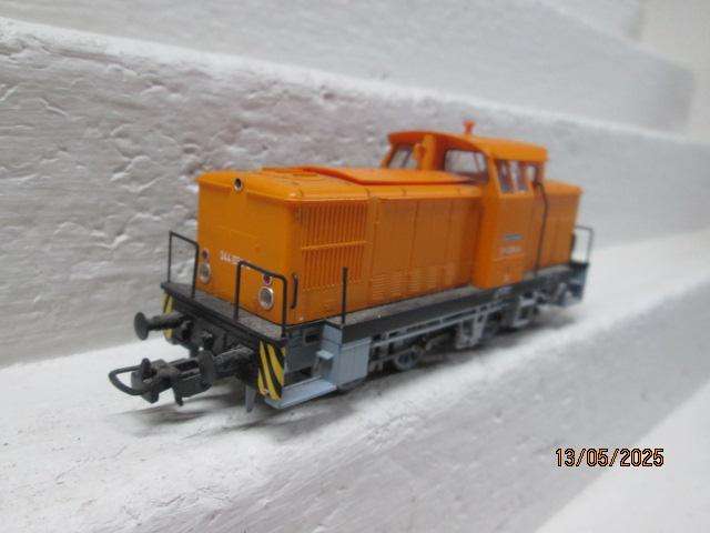 HO SCALE - PIKO - ORANGE DIESEL LOCOMOTIVE