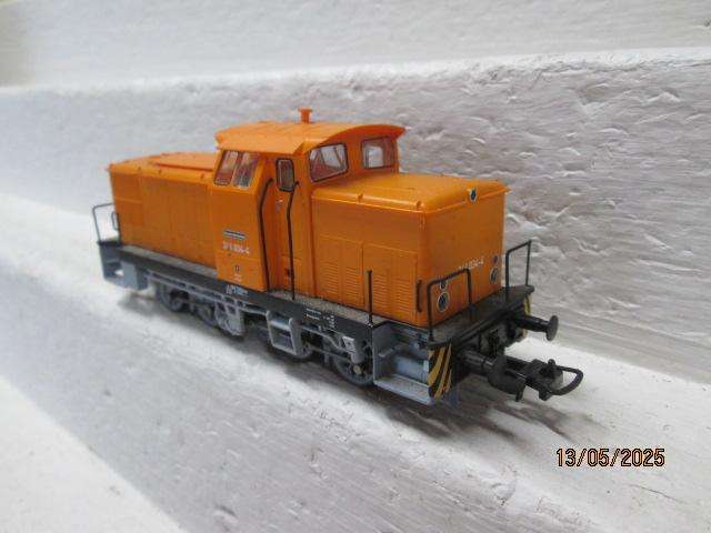 HO SCALE - PIKO - ORANGE DIESEL LOCOMOTIVE