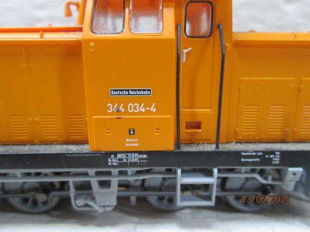HO SCALE - PIKO - ORANGE DIESEL LOCOMOTIVE