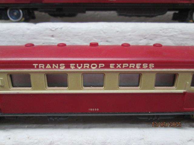 HO SCALE - LIMA - TEE SUBURBAN SET