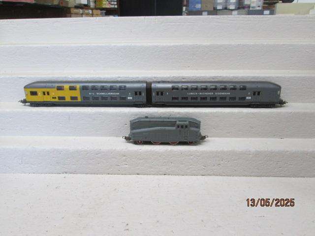 HO SCALE - LIMA - LUBECK - BUCHENER EISENBAHN COACHES & LOCOMOTIVE SET