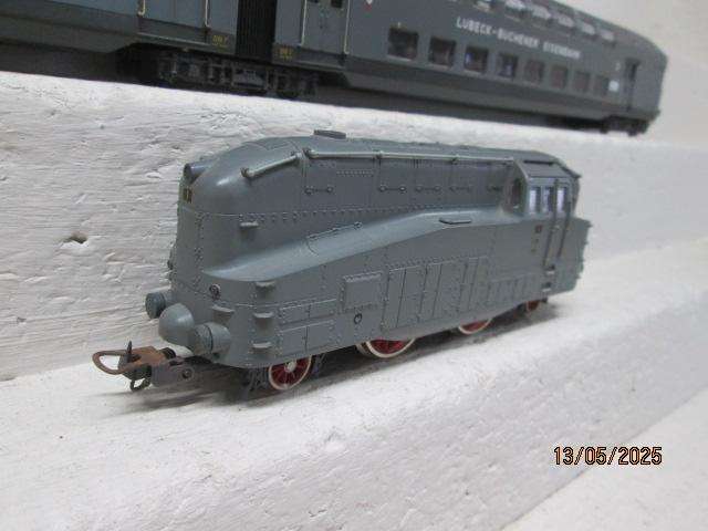 HO SCALE - LIMA - LUBECK - BUCHENER EISENBAHN COACHES & LOCOMOTIVE SET