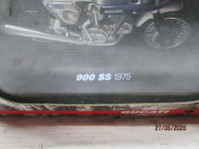 DIE CAST - NEWRAY - 1:32 SCALE - X2 DUCATI MOTOBIKES