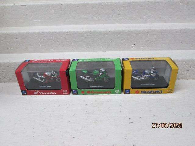 DIE CAST - NEWRAY - 1:32 SCALE - X3 MOTORBIKES -  BOXED