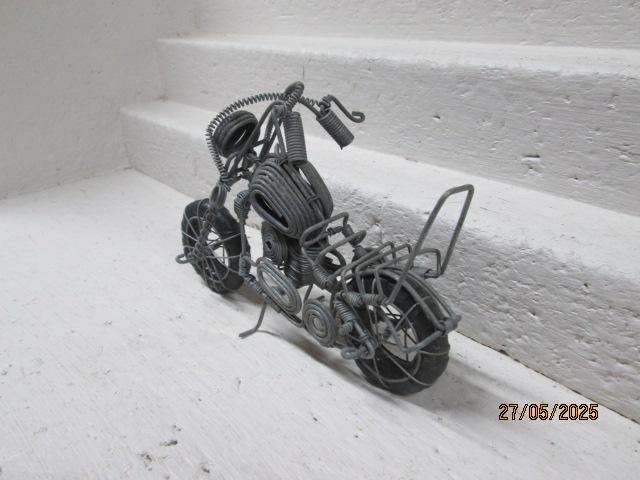 DIE CAST - HARLEY TYPE MOTORBIKE - MADE FROM WIRE