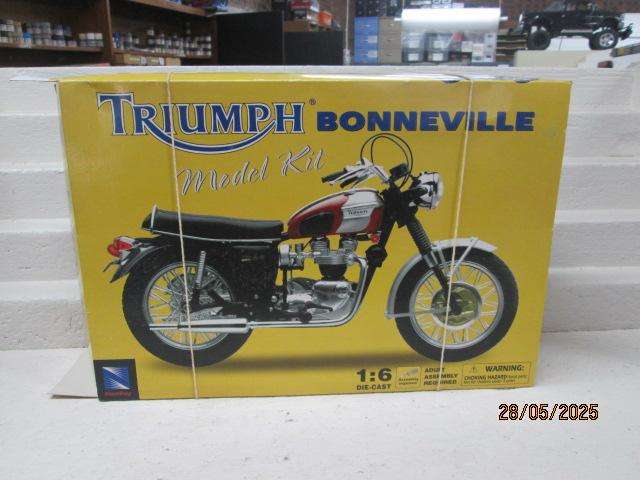 NEWRAY -1:6 SCALE - TRIUMPH BONNEVILLE - MODEL KIT BOXED