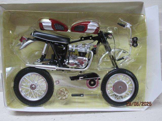 NEWRAY -1:6 SCALE - TRIUMPH BONNEVILLE - MODEL KIT BOXED