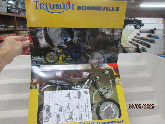 NEWRAY -1:6 SCALE - TRIUMPH BONNEVILLE - MODEL KIT BOXED