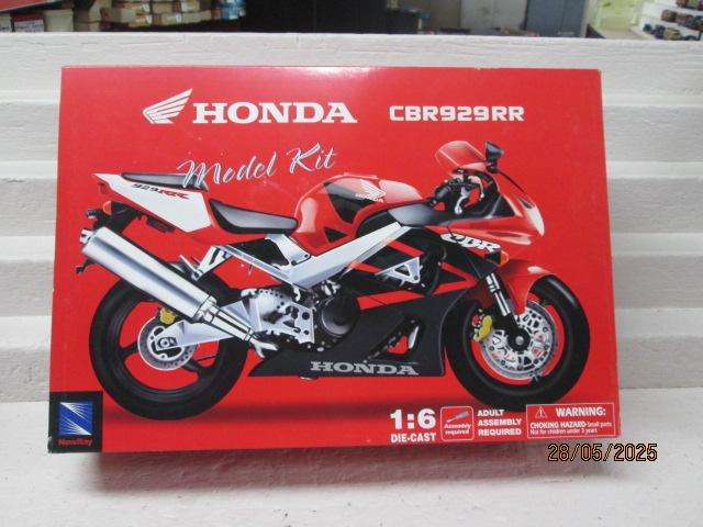NEWRAY -1:6 SCALE - HONDA CBR929RR - MODEL KIT BOXED