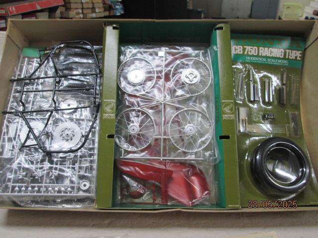 TAMIYA - 1:6 SCALE - HONDA CB750 RACING TYPE - MODEL KIT - BOXED