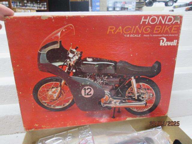 REVELL - 1:8 SCALE - HONDA RACING BIKE - MODEL KIT - BOXED