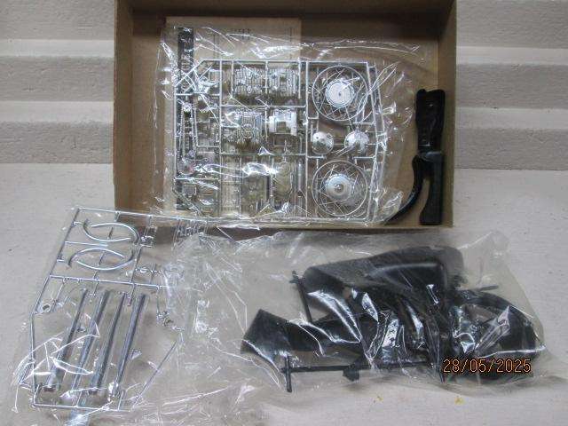 REVELL - 1:8 SCALE - HONDA RACING BIKE - MODEL KIT - BOXED