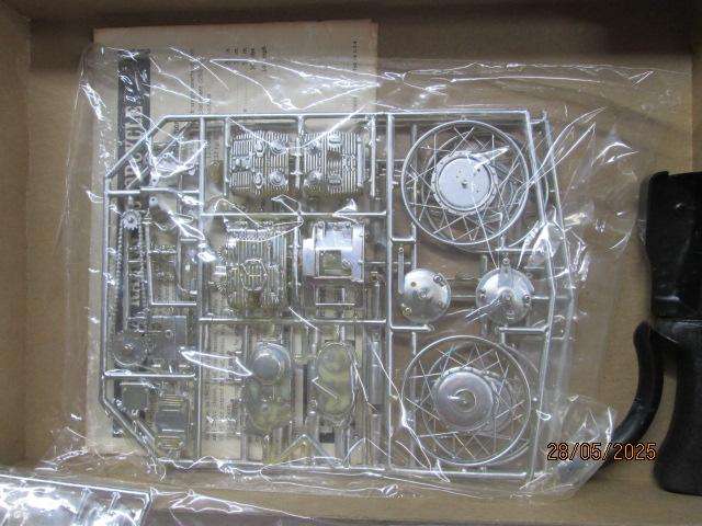 REVELL - 1:8 SCALE - HONDA RACING BIKE - MODEL KIT - BOXED