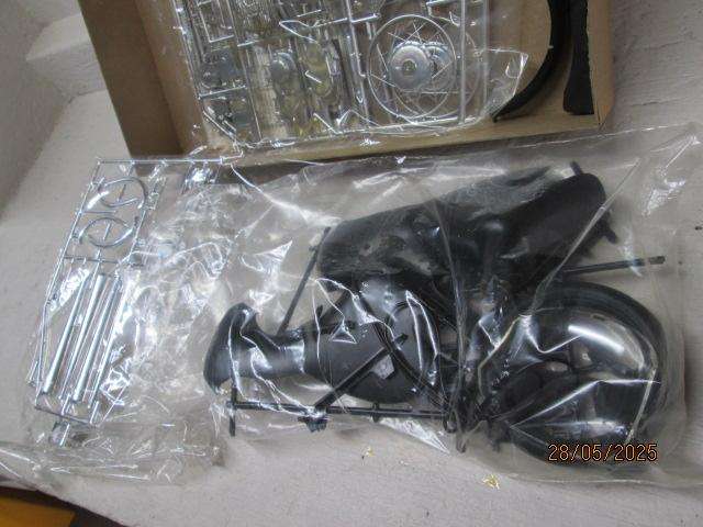 REVELL - 1:8 SCALE - HONDA RACING BIKE - MODEL KIT - BOXED