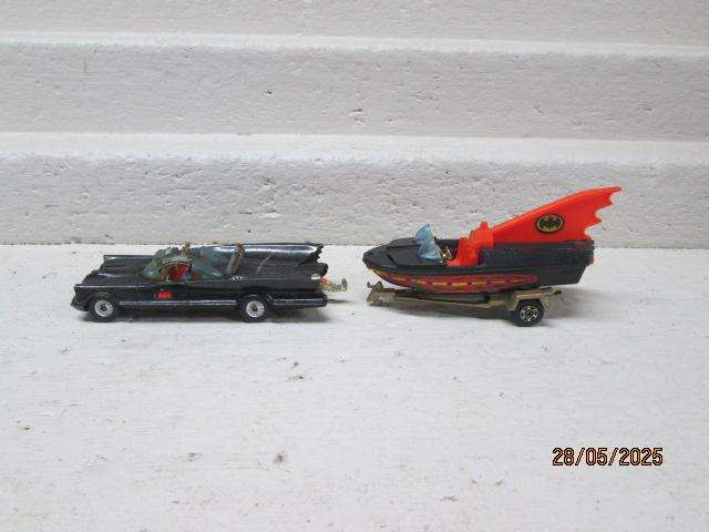 CORGI - BAT MOBILE WITH TRAILER AND BAT BOAT