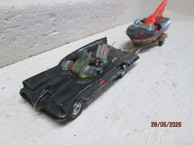 CORGI - BAT MOBILE WITH TRAILER AND BAT BOAT