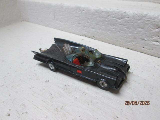 CORGI - BAT MOBILE WITH TRAILER AND BAT BOAT