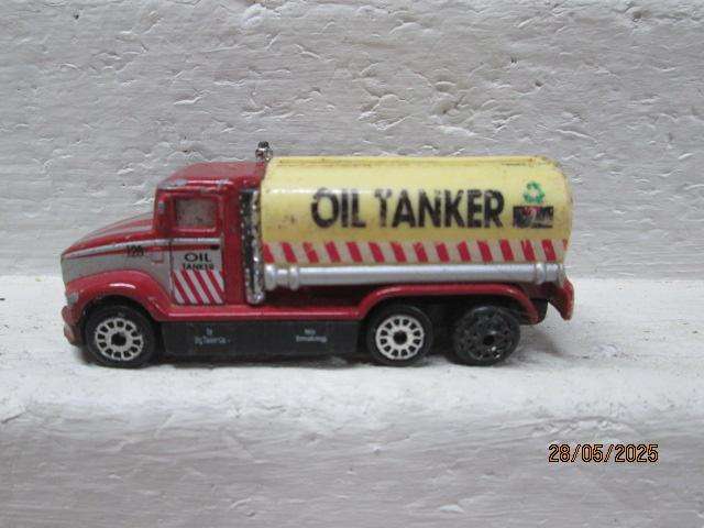 HO SCALE - OIL TANKER ROAD TRUCK