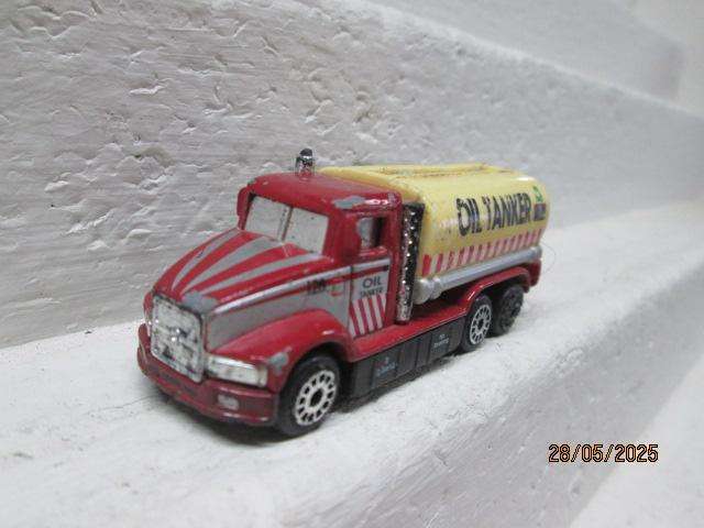 HO SCALE - OIL TANKER ROAD TRUCK