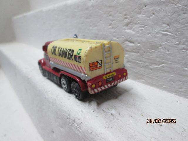 HO SCALE - OIL TANKER ROAD TRUCK