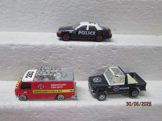DIE CAST - REALTOY - VARIOUS EMMERGENCY VEHICLES - X5